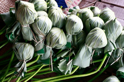 Nghề làm trà sen chỉ có mùa vụ lại cầu kỳ, tốn công sức nên hiện nay ở Hà Nội số nghệ nhân gắn bó với nghề này cũng chỉ đếm trên đầu ngón tay, chưa kể, diện tích trồng sen đang ngày càng bị thu hẹp.