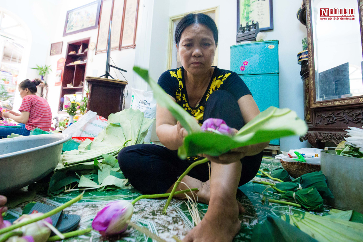 Trà sen đạt chất lượng là nước trà trong xanh, khi uống có vị chát, ngọt và đượm hương sen trong miệng rất đặc trưng. Điểm đặc biệt của trà sen là tất cả các công đoạn đều được làm thủ công với toàn bộ nguyên vật liệu là thiên nhiên, không hóa chất.