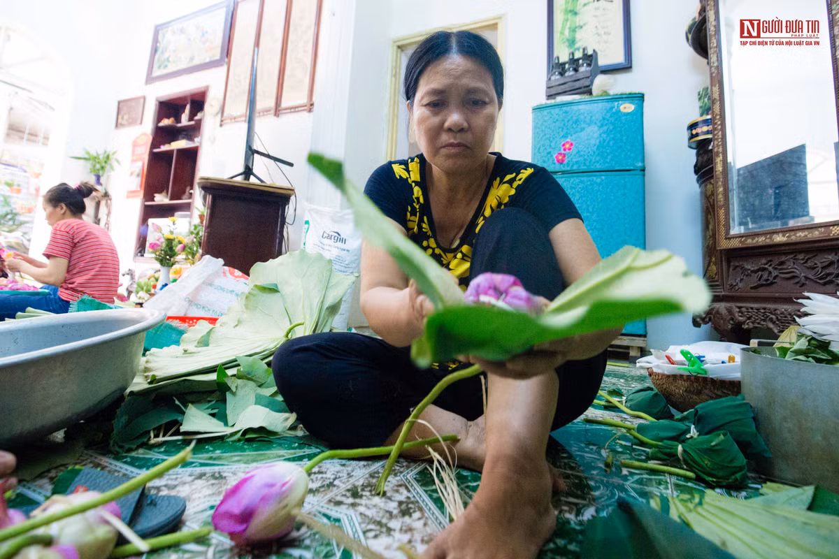 Trà sen đạt chất lượng là nước trà trong xanh, khi uống có vị chát, ngọt và đượm hương sen trong miệng rất đặc trưng. Điểm đặc biệt của trà sen là tất cả các công đoạn đều được làm thủ công với toàn bộ nguyên vật liệu là thiên nhiên, không hóa chất.