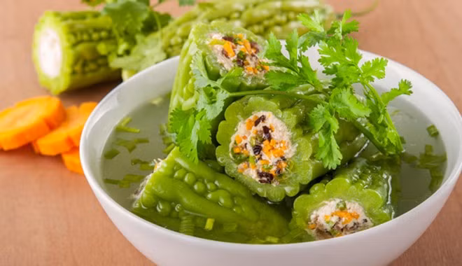 Mướp đắng hay còn có tên gọi là khổ qua, giàu vitamin và khoáng chất có tác dụng thanh giải nhiệt, minh mục giải độc. Mướp đắng dùng trong các trường hợp nhiệt miệng, sốt nóng mất nước, hội chứng lỵ, viêm cấp tính đường tiết niệu, sỏi đường tiết niệu, mụn nhọt, bệnh tiểu đường. Do đó, tuy vị của nó không dễ ăn nhưng lại vô cùng tốt cho sức khỏe, đặc biệt là vào mùa hè.