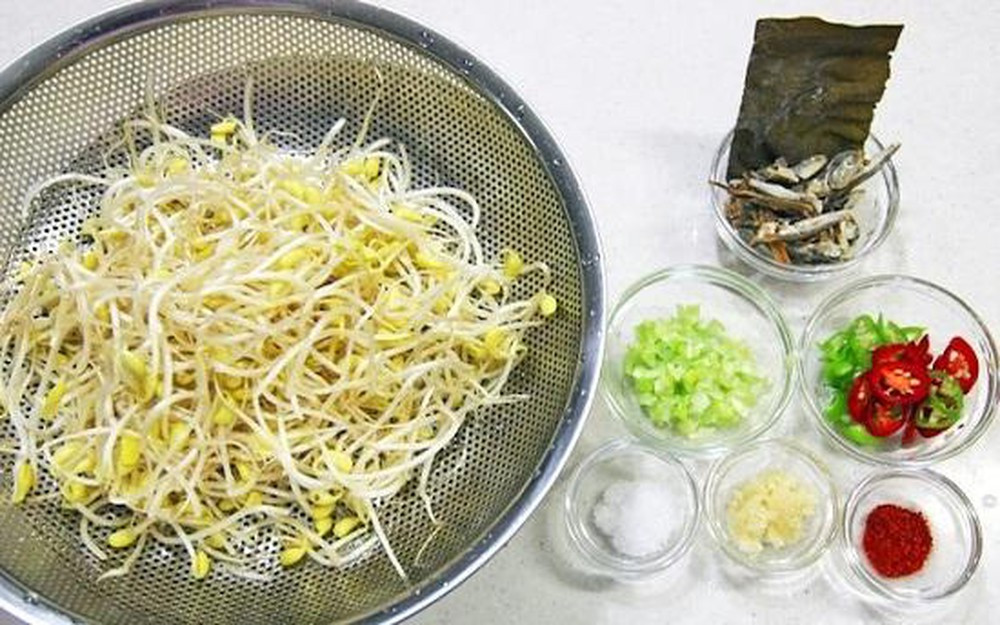 Giá đỗ là một loại thực phẩm giải nhiệt có tính mát, chứa nhiều dinh dưỡng, ngọt mát và được nhiều người ưa chuộng để chế biến món ăn trong mùa hè. Loại rau này được làm theo cách thông thường là chỉ ngâm ủ truyền thống thì rất sạch sẽ.