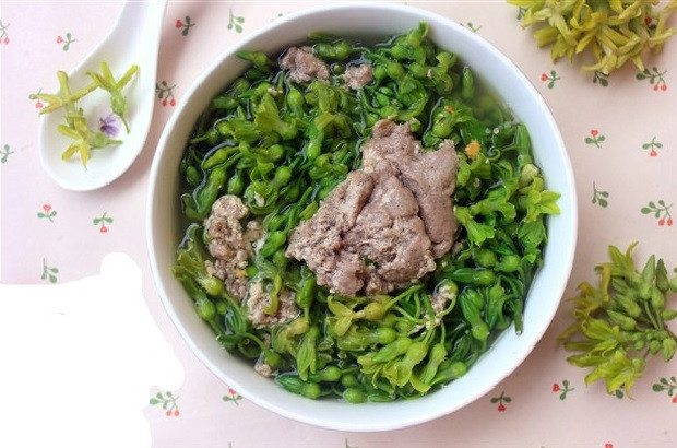 Hoa thiên lý nấu cua: Vị ngọt của cua kết hợp với vị thanh mát của hoa thiên lý giúp bạn cảm thấy món canh ngọt, mát. Theo Đông y, hoa thiên lý có vị ngọt tính bình, giải nhiệt, chống rôm sảy, là một vị thuốc an thần, làm ngủ ngon giấc, tư bổ tâm, thận, đỡ mệt mỏi đau lưng, có tác dụng chống viêm, thúc đẩy chóng lên da non.