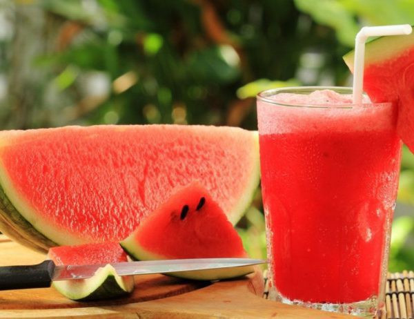 Dưa hấu là một trong những thực phẩm giải nhiệt cơ thể tốt nhất mùa hè. “Thiên nhiên bạch hổ thang” là mỹ từ được người xưa đặt cho món này để ca ngợi tác dụng thanh nhiệt không hề thua kém gì bạch hổ thang – một trong những bài thuốc điển hình về thanh nhiệt tả hỏa.