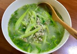 Canh hến nấu bầu: Theo Đông y, thịt hến vị ngọt mặn, tính hàn, không độc, có tác dụng hoạt tràng, thông khí, mát gan, thanh nhiệt giải độc, lợi tiểu. Vỏ hến (nghiễn xác): có vị mặn, tính ấm, không độc, có tác dụng cố tinh, làm se, long đờm, chống nôn. Món canh này, có tác dụng bồi bổ sức khỏe, thanh nhiệt, giải khát.