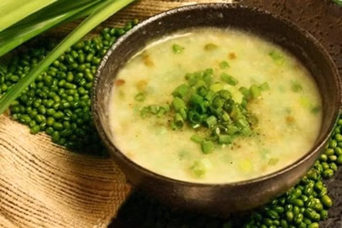 Đậu xanh: Đông y cho rằng đậu xanh có thể làm sạch mát nước tiểu, chữa lở loét, làm sáng mắt, nhuận họng, hạ huyết áp, mát buồng mật, bổ dạ dày, hết đi tả, thích hợp với các bệnh nhân say nắng, miệng khát, người nóng, thấp nhiệt, ung nhọt, đậu mùa.