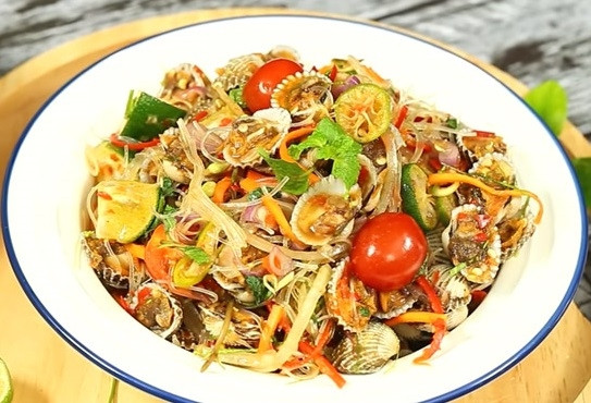 Người sành ăn lấy sò huyết ướp đá để sò “há miệng” thì tách thịt khỏi vỏ. Củ hành tím được xắt khoanh mỏng ướp đá cho bớt vị nồng hoặc có người thích giữ nguyên vị nồng để tăng thêm vị ngon cho món ăn. Người huế rất ưa sử dụng gừng, xả trong thức ăn nên món gỏi sò huyết cũng được bổ sung hai thứ gia vị này. Nước giấm đường pha chế sao cho có vị chua và ngọt vừa miệng