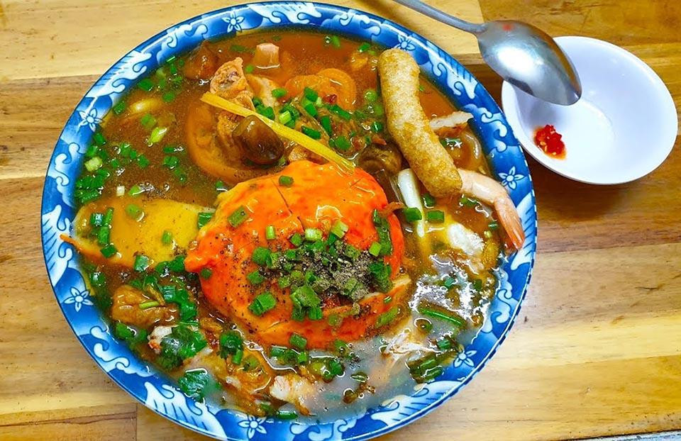 Bánh canh chả cua: Khi du lịch Lăng Cô, đừng bỏ qua món bánh canh chả cua thơm ngọt. Những miếng thịt cua nguyên khối được giữ lại và những phần nhỏ hơn được viên lại thành những viên chả cua. Sự hòa quyện của một chút ít nước dùng cùng với thịt cua, chả cua và dai dai của bột làm cho vị ngọt dần dần tan trong miệng, mùi vị thơm phức toát ra từ miệng vẫn mang một hấp dẫn.
