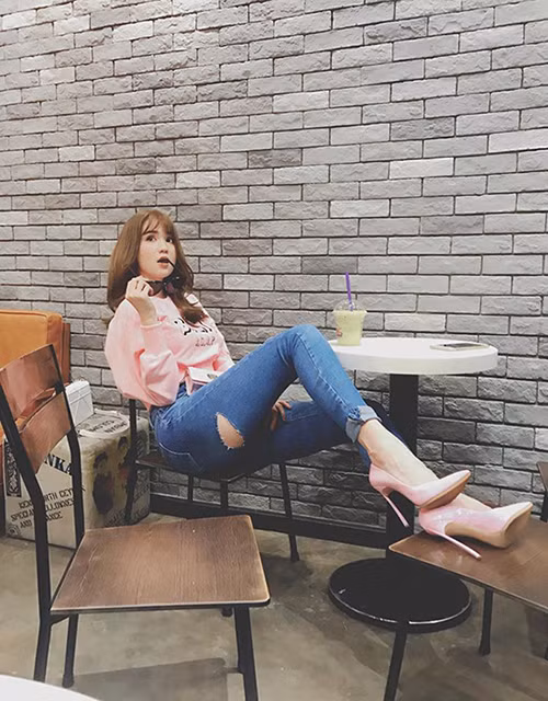 Nữ hoàng nội y Ngọc Trinh cũng từng bị chê bai vì cách diện quần jeans rách môngtáo bạo.