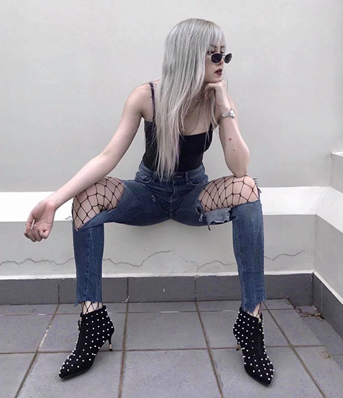 Quần rách như "cái bang" dễ gây cảm giác luộm thuộm, kém sang nếu không biết cách mix đồ.