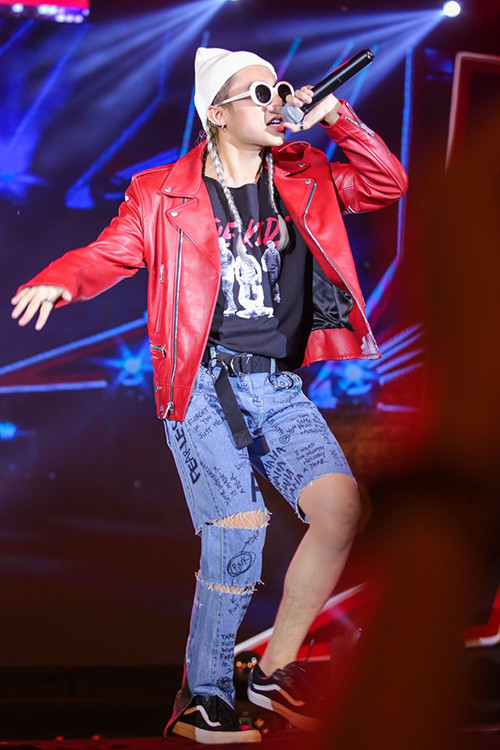 Mốt quần jeans ống thấp ống cao gây xôn xao của Sơn Tùng. Dù gây tranh cãi về tính thẩm mỹ nhưng các sao vẫn thích diện kiểu “quần què” này để gây sự chú ý.