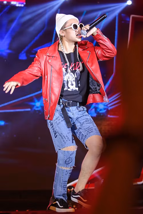 Mốt quần jeans ống thấp ống cao gây xôn xao của Sơn Tùng. Dù gây tranh cãi về tính thẩm mỹ nhưng các sao vẫn thích diện kiểu “quần què” này để gây sự chú ý.