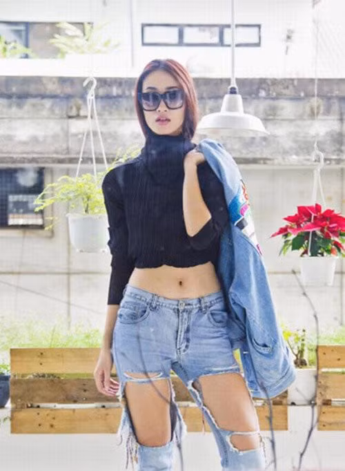 Mốt diện jeans rách của sao Việt đã đạt đến đẳng cấp táo bạo. Ảnh: Internet. Mời độc giả theo dõi video "Minh Hằng chia sẻ về phong cách thời trang". Nguồn: VTC.