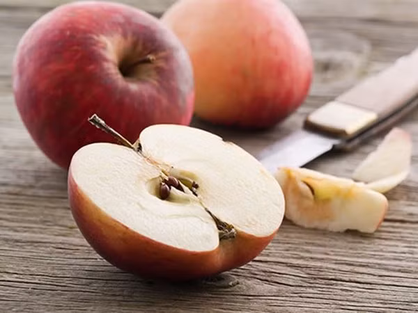 Táo chứa hàm lượng pectin dồi dào, có tác dụng nhuận tràng và làm mềm phân. Ngoài ra, táo cũng giúp cải thiện sức khỏe tiêu hóa bằng cách tăng số lượng vi khuẩn có lợi trong đường ruột. Bạn nên ăn táo cả vỏ vì nó chứa nhiều chất xơ hơn.