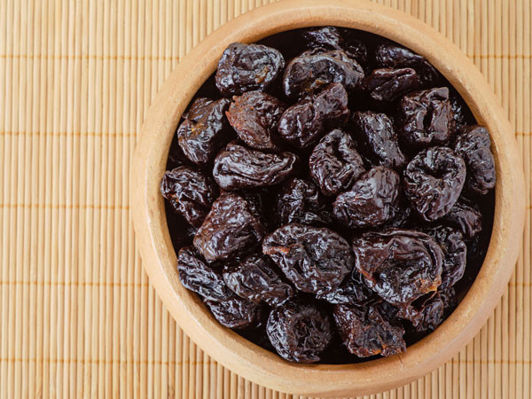 Mận: Chất xơ không hòa tan trong mận giúp làm tăng lượng nước trong phân, làm mềm phân và giúp đi tiêu dễ dàng. Ngoài mận tươi, bạn có thể ăn mận sấy khô cũng giúp cải thiện tình trạng táo bón.