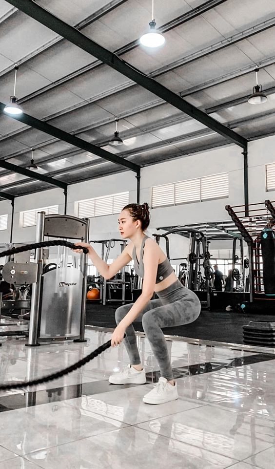 Bên cạnh yoga bay với nhiều động tác treo lơ lửng trên không, Kim Trà My còn tập gym xen kẽ để siết cơ, cải thiện số đo 3 vòng.