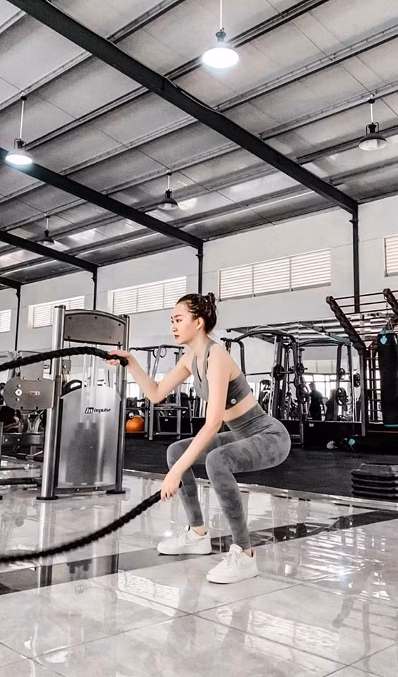 Bên cạnh yoga bay với nhiều động tác treo lơ lửng trên không, Kim Trà My còn tập gym xen kẽ để siết cơ, cải thiện số đo 3 vòng.