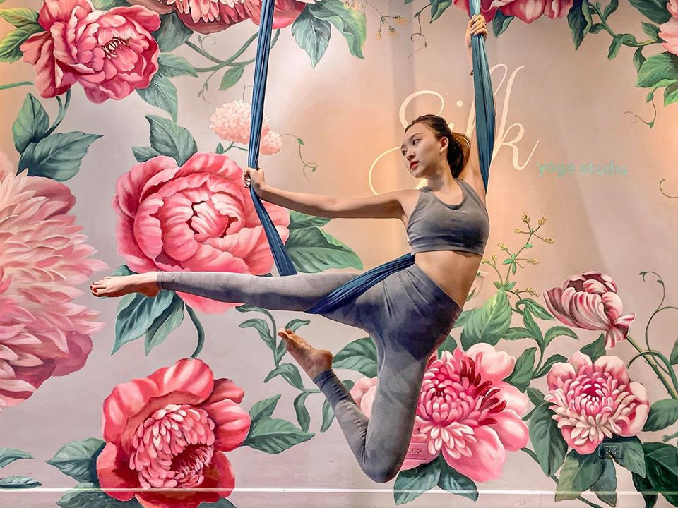 Trà My cho hay: “Sau 2 tháng theo đuổi bộ môn này thì số đo vòng 2 của mình cuối cùng đã trở lại với con số 60cm. Nhìn nhẹ nhàng, bay bổng vậy thôi chứ tập luyện cũng không kém phần thử thách. Đừng ngần ngại thử thách bản thân, cho mình một cơ hội và cảm nhận cơ thể thay đổi theo từng ngày”.