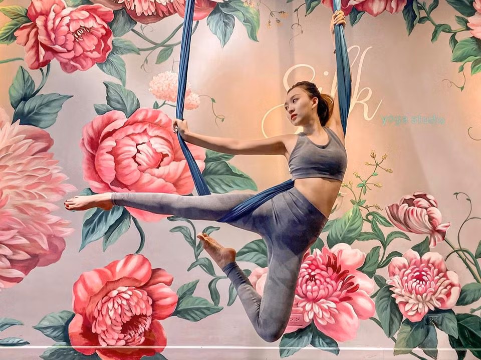 Trà My cho hay: “Sau 2 tháng theo đuổi bộ môn này thì số đo vòng 2 của mình cuối cùng đã trở lại với con số 60cm. Nhìn nhẹ nhàng, bay bổng vậy thôi chứ tập luyện cũng không kém phần thử thách. Đừng ngần ngại thử thách bản thân, cho mình một cơ hội và cảm nhận cơ thể thay đổi theo từng ngày”.