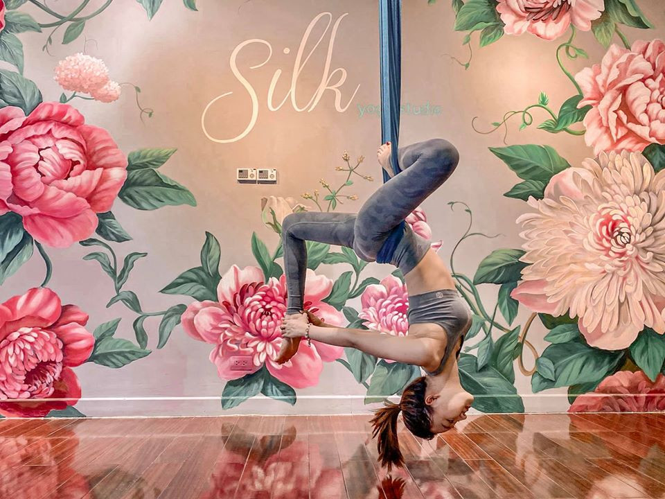 Trên trang cá nhân, Kim Trà My đăng tải nhiều hình ảnh tập luyện giữ dáng. Một trong những bộ môn yêu thích của cô là yoga. Đây cũng là bộ môn cô theo đuổi để có cơ thể thon gọn trong thời gian ngắn.