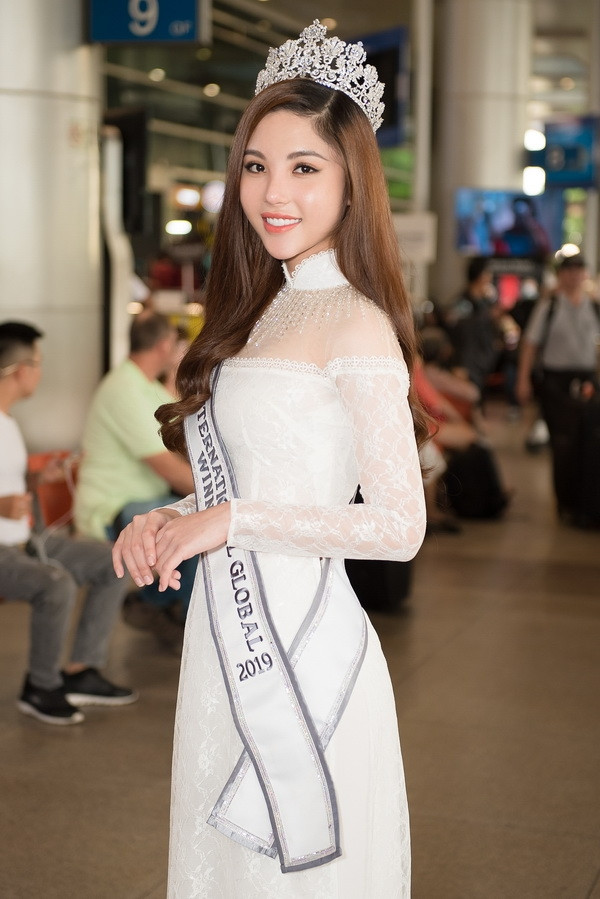 Sau khi kết thúc cuộc thi Miss International Global 2019 diễn ra tại thủ đô Kuala Lumpur, Malaysia cùng với danh hiệu cao nhất, Mỹ Huyền trở về nước trong trang phục áo dài, đầu đội vương miện khoe vóc dáng mảnh mai cùng nhan sắc xinh đẹp.