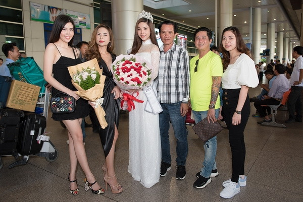 Chiếc áo dài của người đẹp được phối với phần cổ đính đá và tay áo ren cực quyến rũ. Ảnh: Internet. Mời độc giả theo dõi video "Minh Hằng chia sẻ về phong cách thời trang". Nguồn: VTC.