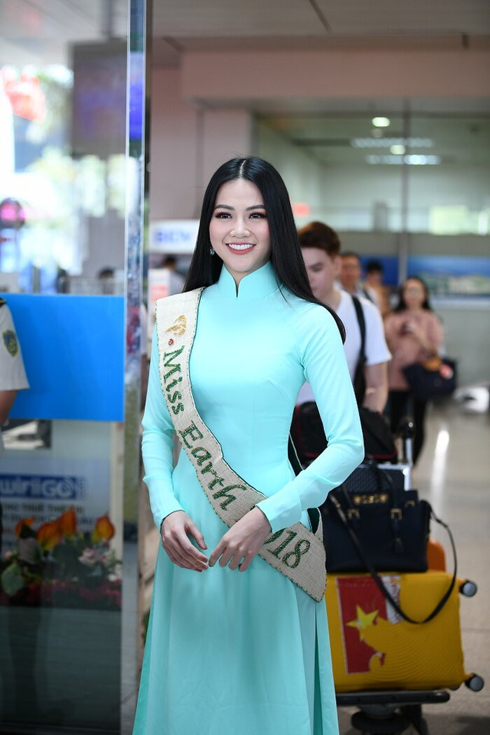 Giành vương miện lớn nhất hành tinh Miss Earth - Hoa hậu Trái đất năm 2018 tại Philippines, Hoa hậu Phương Khánh trở về quê hương với tà áo dài xanh thướt tha.