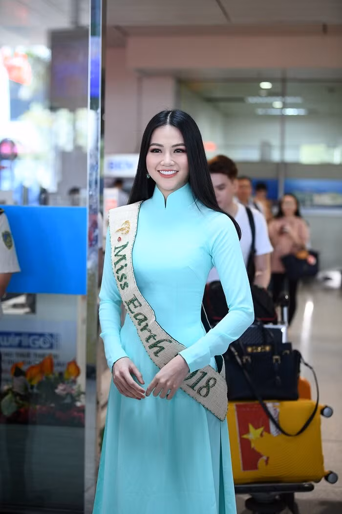 Giành vương miện lớn nhất hành tinh Miss Earth - Hoa hậu Trái đất năm 2018 tại Philippines, Hoa hậu Phương Khánh trở về quê hương với tà áo dài xanh thướt tha.