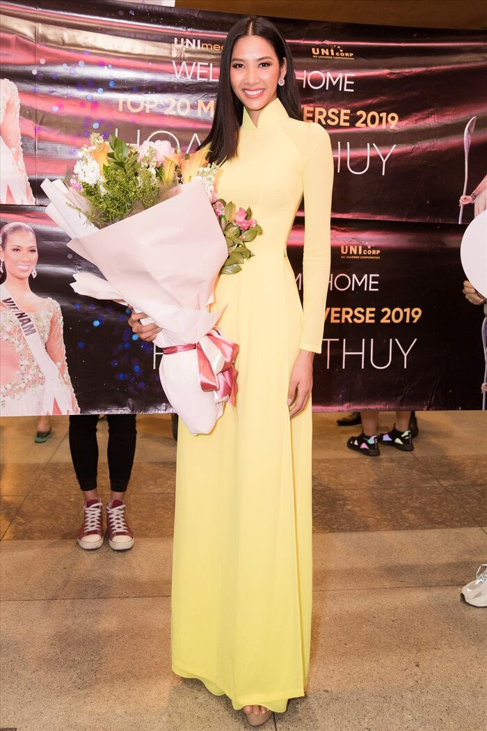 Á hậu Hoàng Thùy lọt top 20 Miss Universe và cô trở về nước trong tà áo dài truyền thống cực kỳ duyên dáng.