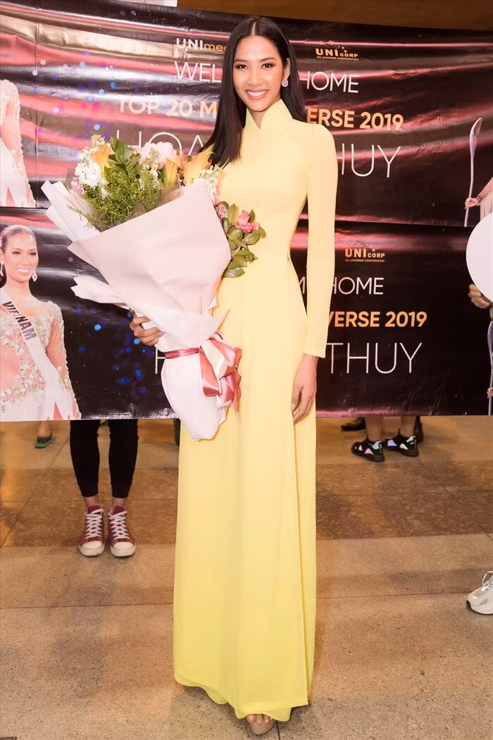 Á hậu Hoàng Thùy lọt top 20 Miss Universe và cô trở về nước trong tà áo dài truyền thống cực kỳ duyên dáng.