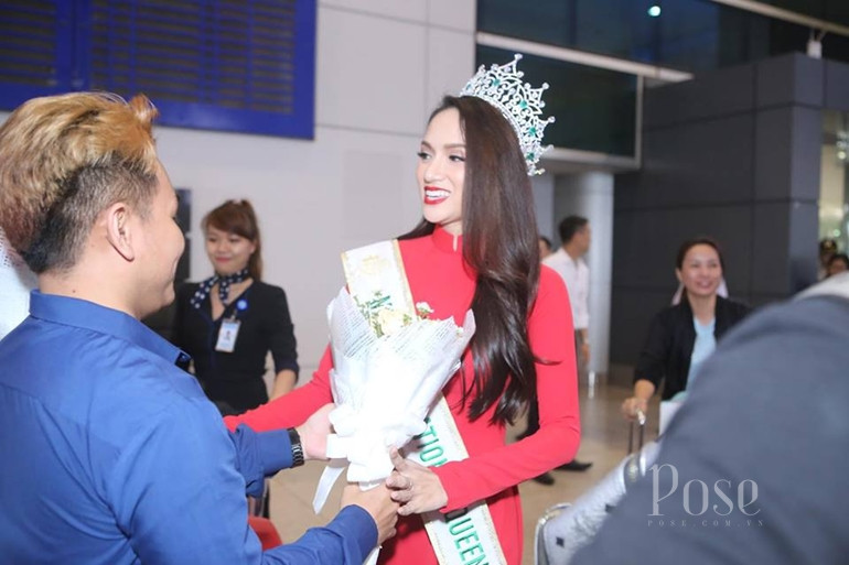 Dù vậy, trong ngày trở về quê hương, Hoa hậu chuyển giới một lần nữa chọn áo dài.