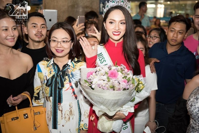 Trước đó trên đất Thái Lan, Hương Giang vẫn tranh thủ thời cơ để mặc áo dài truyền thống khoe với bạn bè quốc tế.