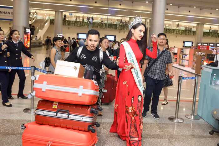 Hương Giang là người đẹp đầu tiên mang vương miện Hoa hậu chuyển giới Quốc tế – Miss International Queen về cho Việt Nam. Trong ngày trở về quê hương sau gần một tháng ở Thái Lan, Hương Giang đã làm hàng ngàn con tim người hâm mộ vỡ hòa khi xuất hiện lộng lẫy trong tà áo dài đỏ.
