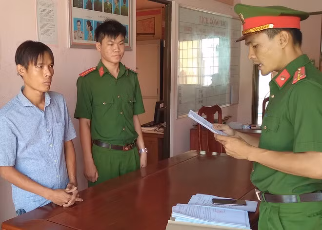 Cam dao chan xe cap cuu xin tien mua ruou