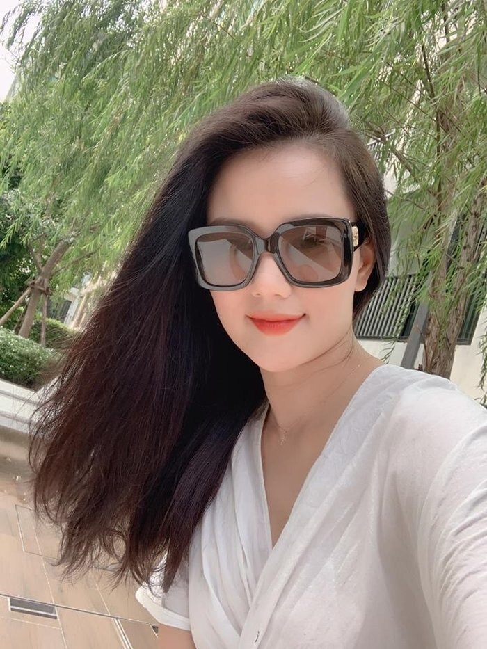 Để tiết kiệm thời gian, buổi sáng, cô xay sẵn mặt nạ hoa quả mình sẽ sử dụng sau khi đi làm về, cất vào ngăn mát để tối đi làm về có thể lấy ra sử dụng.