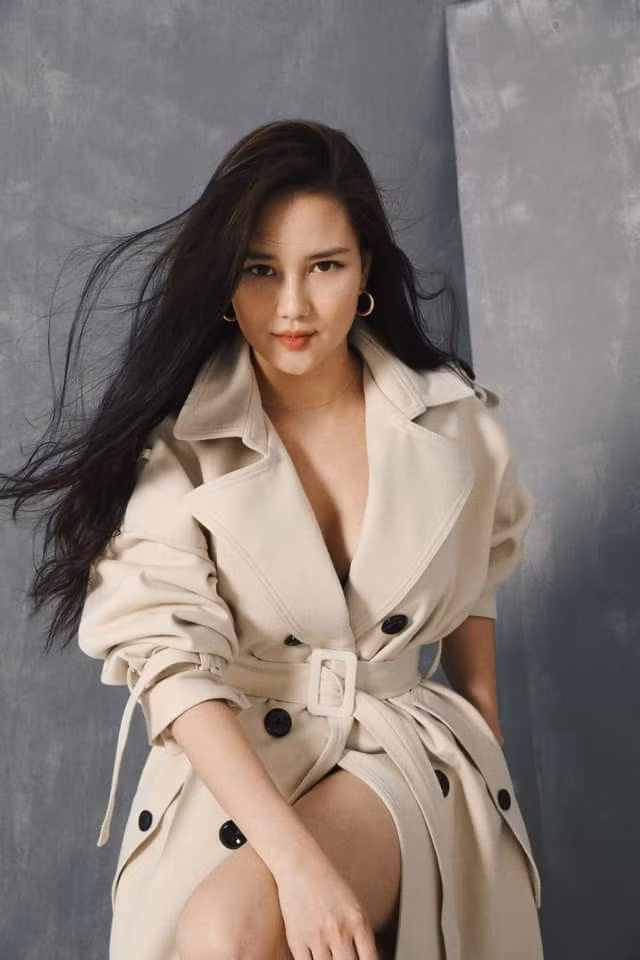 Để giữ dáng thon thả, Huyền Châu có thói quen dậy sớm từ 5h tập thể dục được duy trì từ rất lâu. Dù lịch trình công việc ngày hôm đó như thế nào cô vẫn dành từ 30-45 phút để tập luyện.