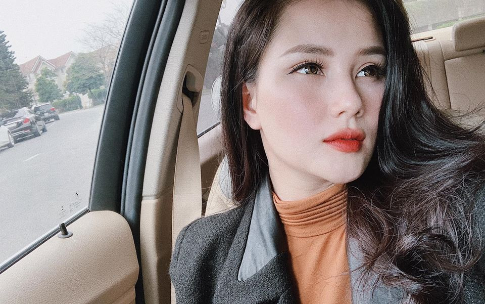 Vào buổi tối trước khi đi ngủ, cô thường thưởng thức một ly vang. Rượu vang giúp làm lưu thông mạch máu, tăng cường chuyển hóa thức ăn đã nạp vào cơ thể, đốt cháy mỡ thừa rất hiệu quả. Và cũng theo khoa học chứng minh, những người uống rượu vang điều độ thường ít khi bị béo phì.