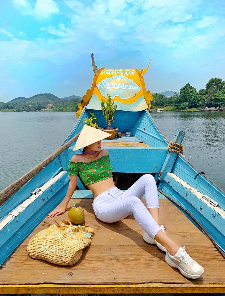 Sở hữu vóc dáng đồng hồ cát, Hương Ly chuộng phong cách thời trang gợi cảm pha lẫn chút cá tính, nhất là những item giúp người mặc khoe khéo vòng eo thon.