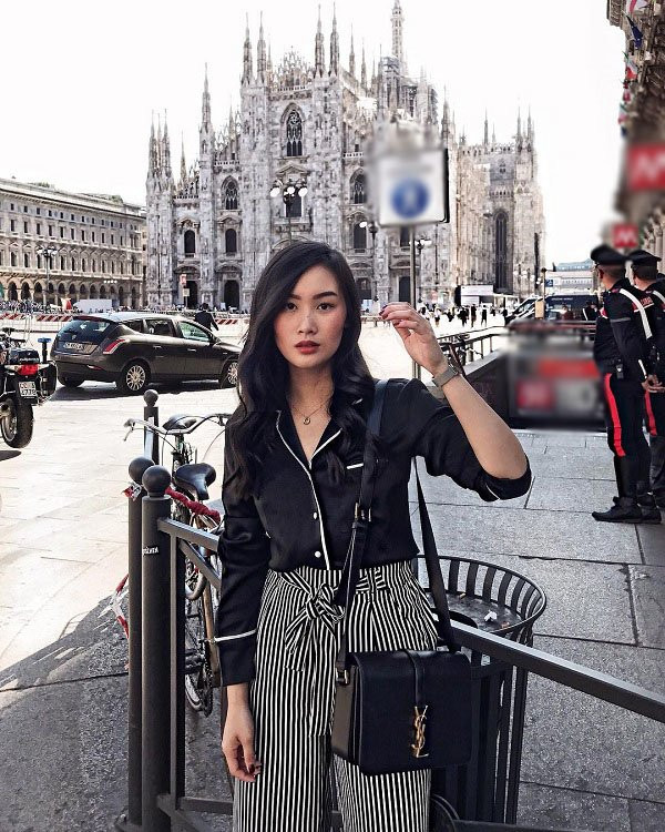 Chọn một chiếc áo sơ mi lụa dài tay kết hợp cùng với quần ống rộng, chị em đã có ngay một set đồ giúp bảo vệ làn da tối đa từ đầu đến chân.