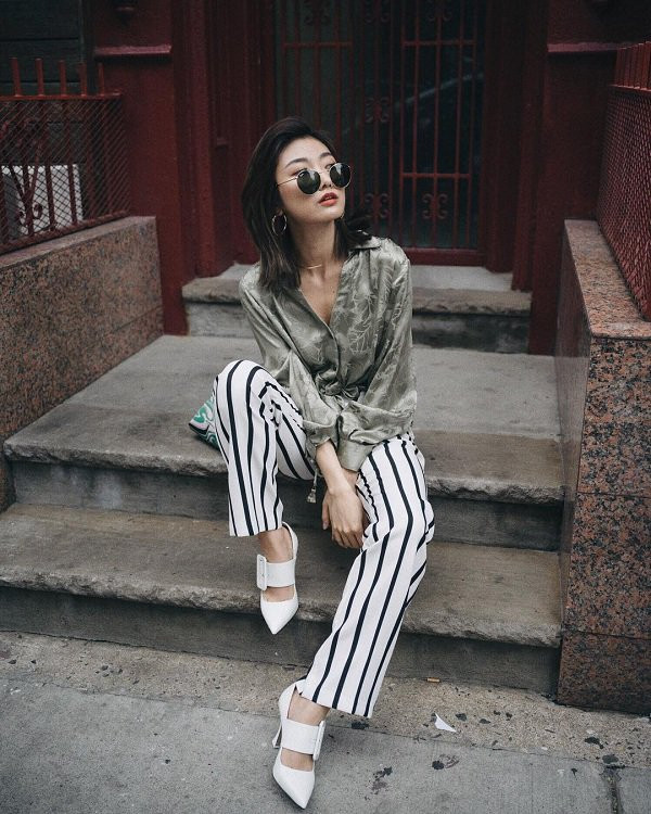 Các cô gái có thể tự tin, thoải mái bước xuống phố trong ngày hè với outfit đầy thanh lịch này. Mỗi khi diện lên mình chiếc áo sơ mi lụa, các quý cô sẽ trở nên sang chảnh và kiêu kỳ hơn rất nhiều.