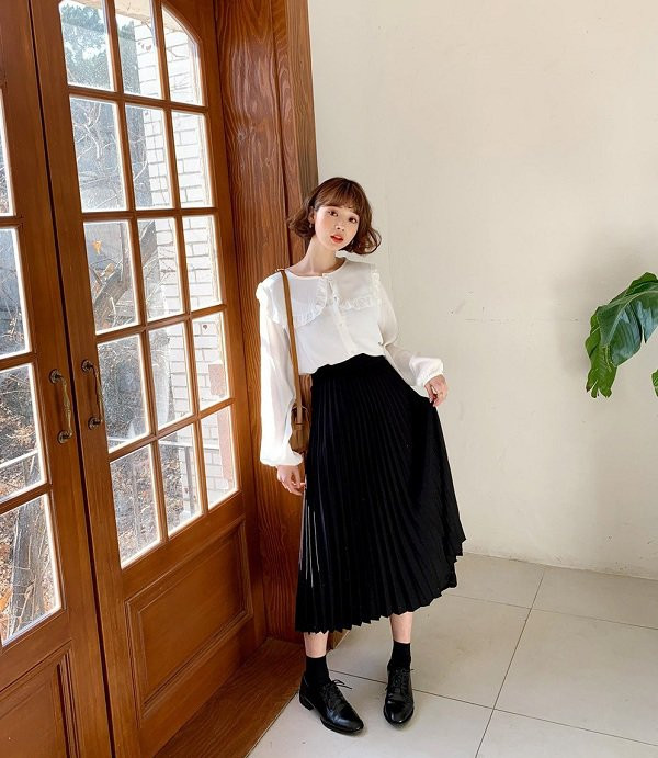 Chiếc áo sơ mi voan với chất liệu vải thoáng mát, mỏng nhẹ giúp người mặc luôn mát mẻ suốt cả ngày. Bên cạnh làm tốt việc che chắn làn da, set đồ này còn giúp các nàng mũm mĩm giấu dáng hết sức hiệu quả. Ảnh: Internet. Mời độc giả xem video "Minh Hằng chia sẻ về phong cách thời trang". Nguồn: VTC.