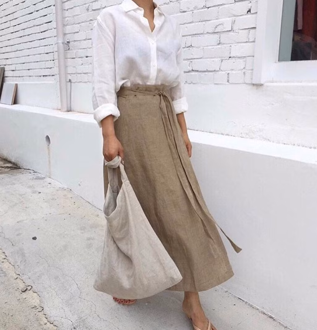 Vào những ngày nóng, các nàng hãy chọn cho mình chiếc áo blouse, quần dáng suông, chân váy hay váy liền vải thô đũi để đi làm thật thoải mái, dễ chịu.