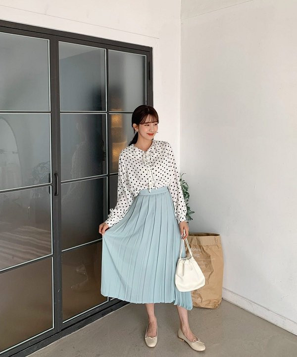 Áo sơ mi voan và chân váy midi: Sự kết hợp giữa chân váy midi với áo sơ mi voan đem đến cho các quý cô một diện mạo dịu dàng và nữ tính.