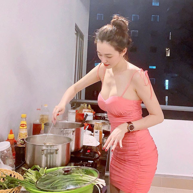 Người mẫu Khánh My khoe dáng nuột nà với váy hai dây ôm sát ngay cả khi đứng bếp cũng quyến rũ.