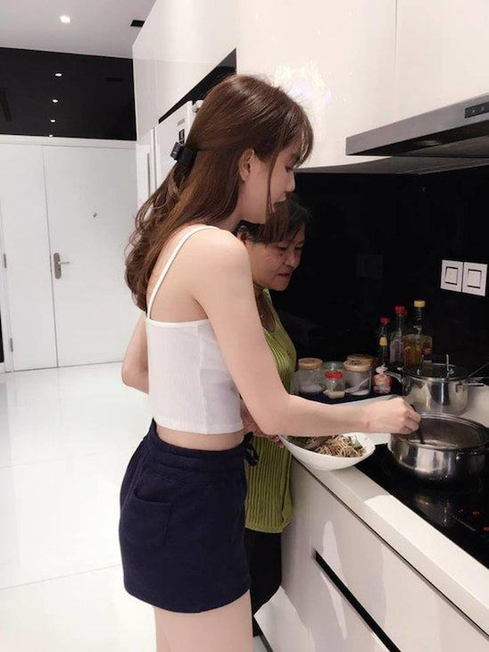 Với nữ hoàng nội y thì áo 2 dây cùng quần sóc ngắn là những trang phục yêu thích của cô khi ở nhà.