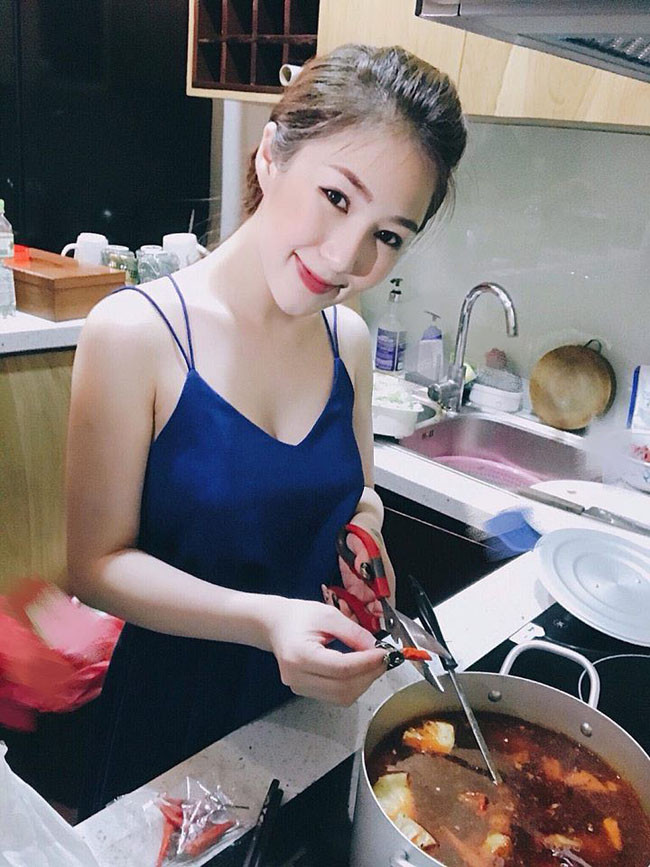 Hương Tràm cũng vô cùng quyến rũ với váy hai dây khi vào bếp nấu ăn.