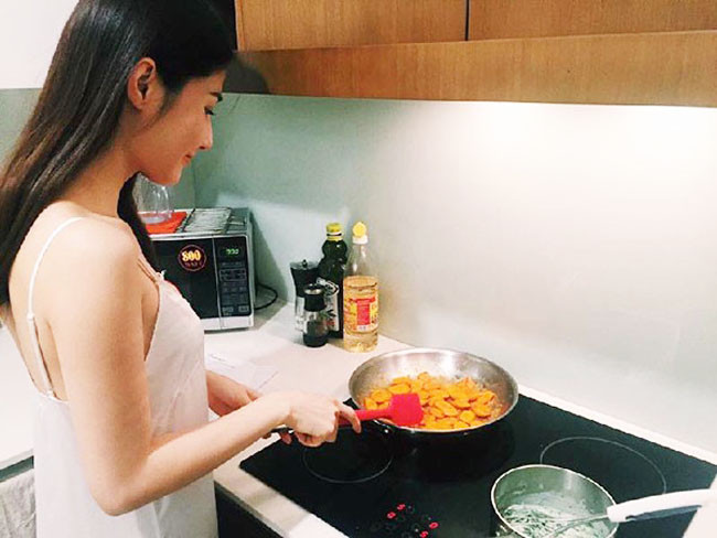 Diễm My 9X cũng gợi cảm không hề thua chị kém em khi vào bếp.