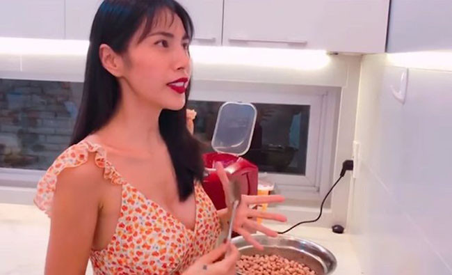 Vốn là mỹ nhân gợi cảm, sexy, ca sĩ Thủy Tiên vào bếp cũng phải diện váy áo khoe vẻ nữ tính hơn người.