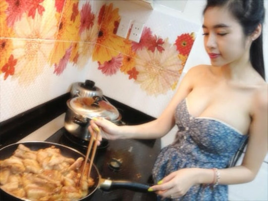 Có lẽ khó ai soán được ngôi hiệu “nữ hoàng gợi cảm” trong nhà bếp của Elly Trần.