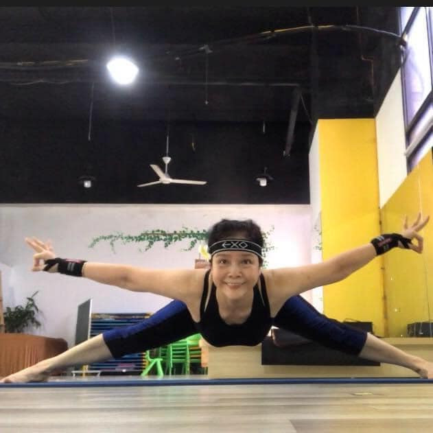 Ba ngoai U60 tre dep va deo dai den kho tin-Hinh-3