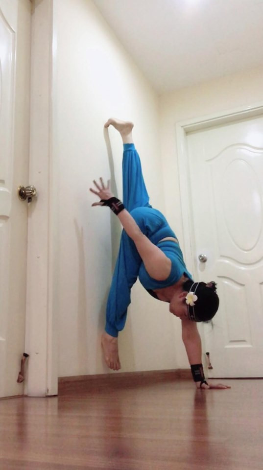 Ba ngoai U60 tre dep va deo dai den kho tin-Hinh-4